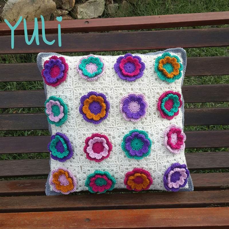 Crochet cushion by Yuli